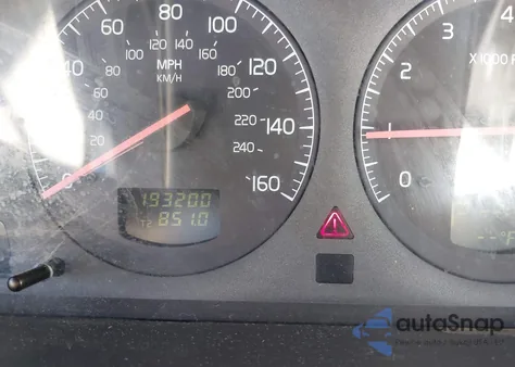 2001 Volvo V70 Xc z USA, uszkodzony, nr VIN YV1SZ58D311023121